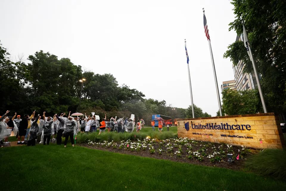 El director ejecutivo de UnitedHealthcare Brian Thompson recibió un disparo mortal en Nueva York