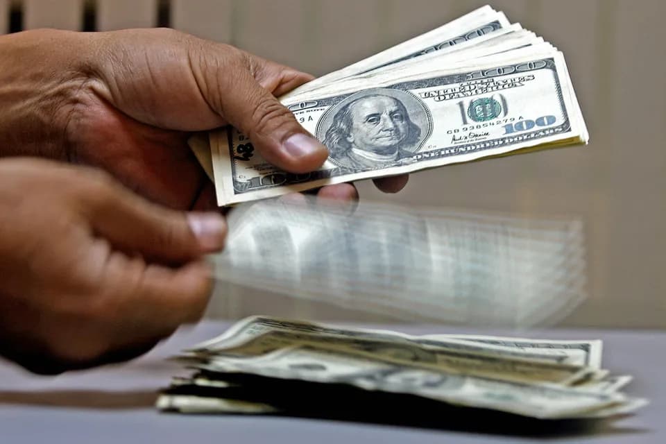 Dólar abrió este jueves en $3.241,50: sube $2,50 frente al cierre en el spot del miércoles de $3.239,00, según el sistema SET-FX