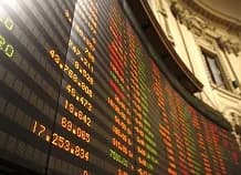 La Bolsa de Valores de Santiago avanza en rojo, el índice S&P Ipsa pierde 0,64% a 5.584,56 unidades; la acción más desvalorizada es la de Sociedad Química Minera
