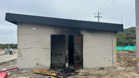 Encapuchados destruyeron peaje Laberinto, entre Hobo y Gigante en Huila