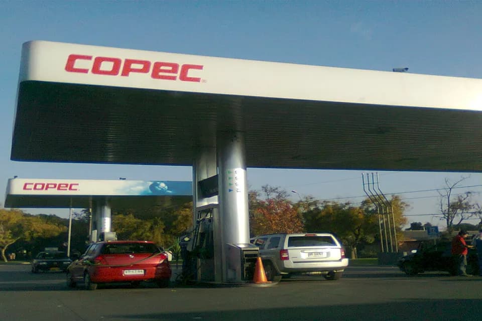 Fitch rebajó a negativa la perspectiva de la chilena Copec, matriz de la Organización Terpel, así como de Arauco y AntarChile