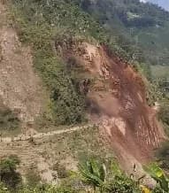 Tres viviendas fueron evacuadas tras derrumbe en la Vía Manzanares-Las Margaritas, en el sector de Llanadas en Caldas