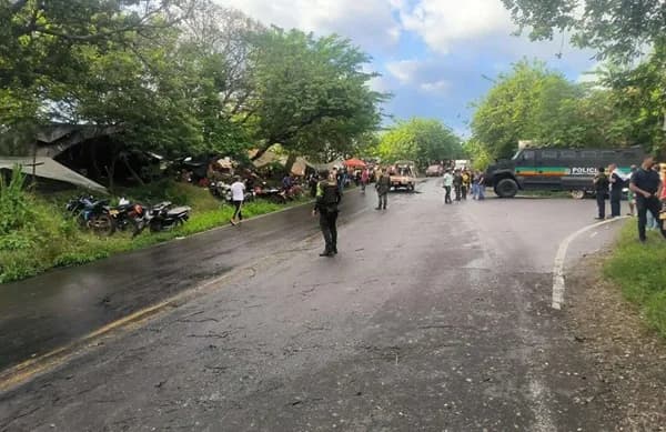 Por deslizamientos cierran el paso en el sector de Mojarras en Cauca en la Vía Panamericana al sur del país