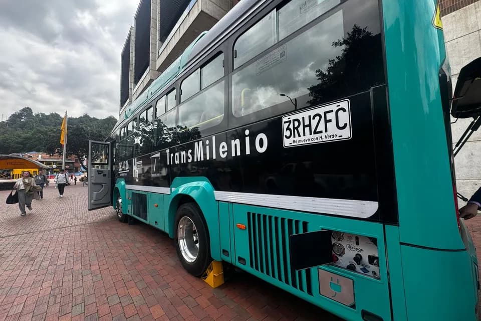 A través de proyecto de decreto Gobierno propone aumentar arancel de importación a buses eléctricos