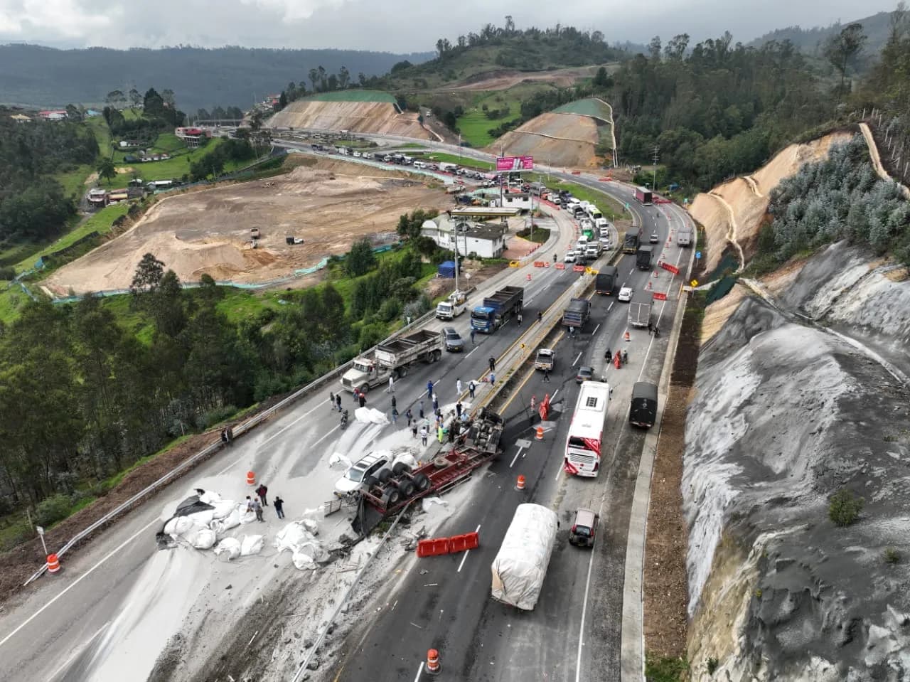Reducción a un carril por volcamiento lateral de un tractocamión deja monumental trancón en la vía Girardot - Bogotá