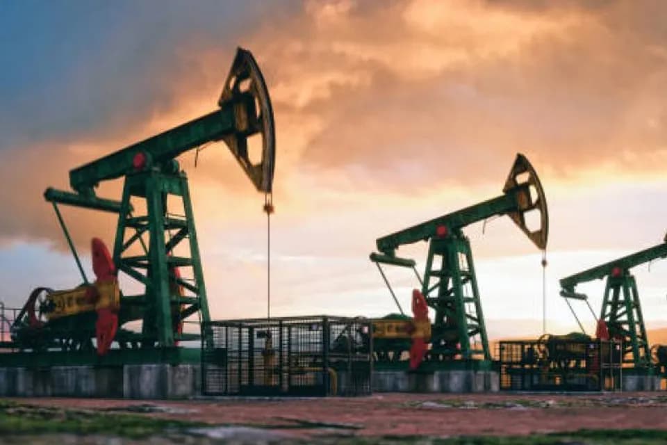 El petróleo se derrumbó más de 6% tras ataques contenidos de Israel a Irán