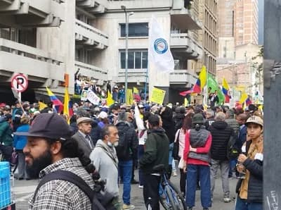 Manifestantes bloquean la salida del Palacio de Justicia y agreden a los equipos de prensa