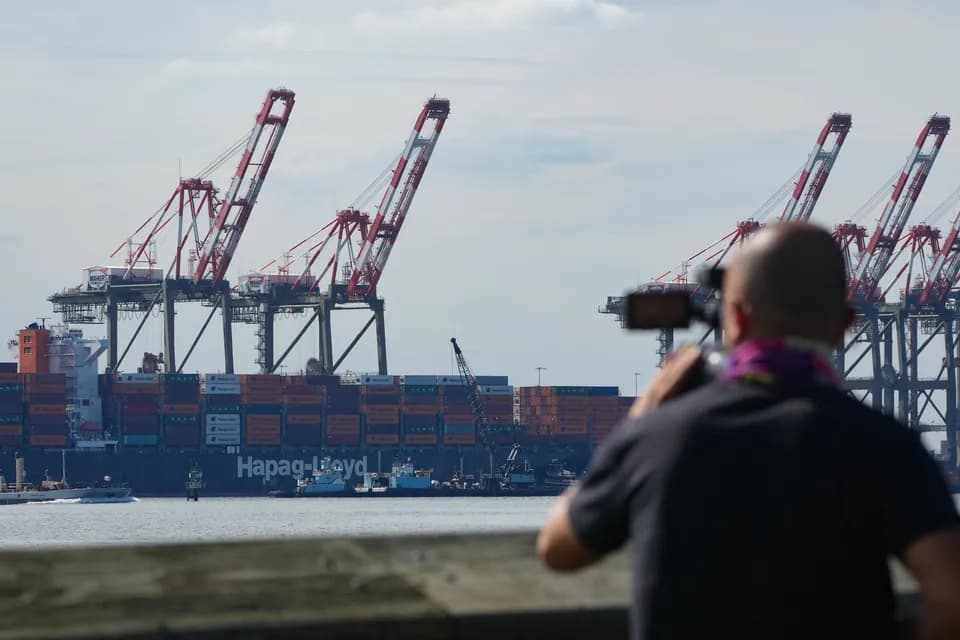 El déficit comercial mensual de Estados Unidos aumentó a US$77.600 millones, menos de lo esperado