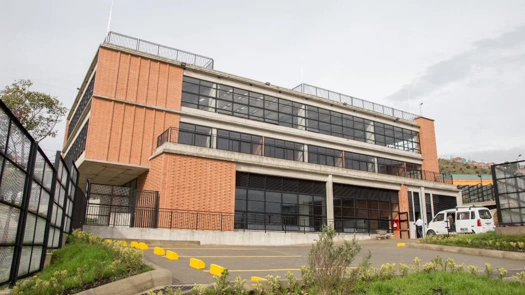 La Alcaldía de Bogotá anunció una resolución para limitar el uso de los teléfonos móviles en los colegios oficiales y privados