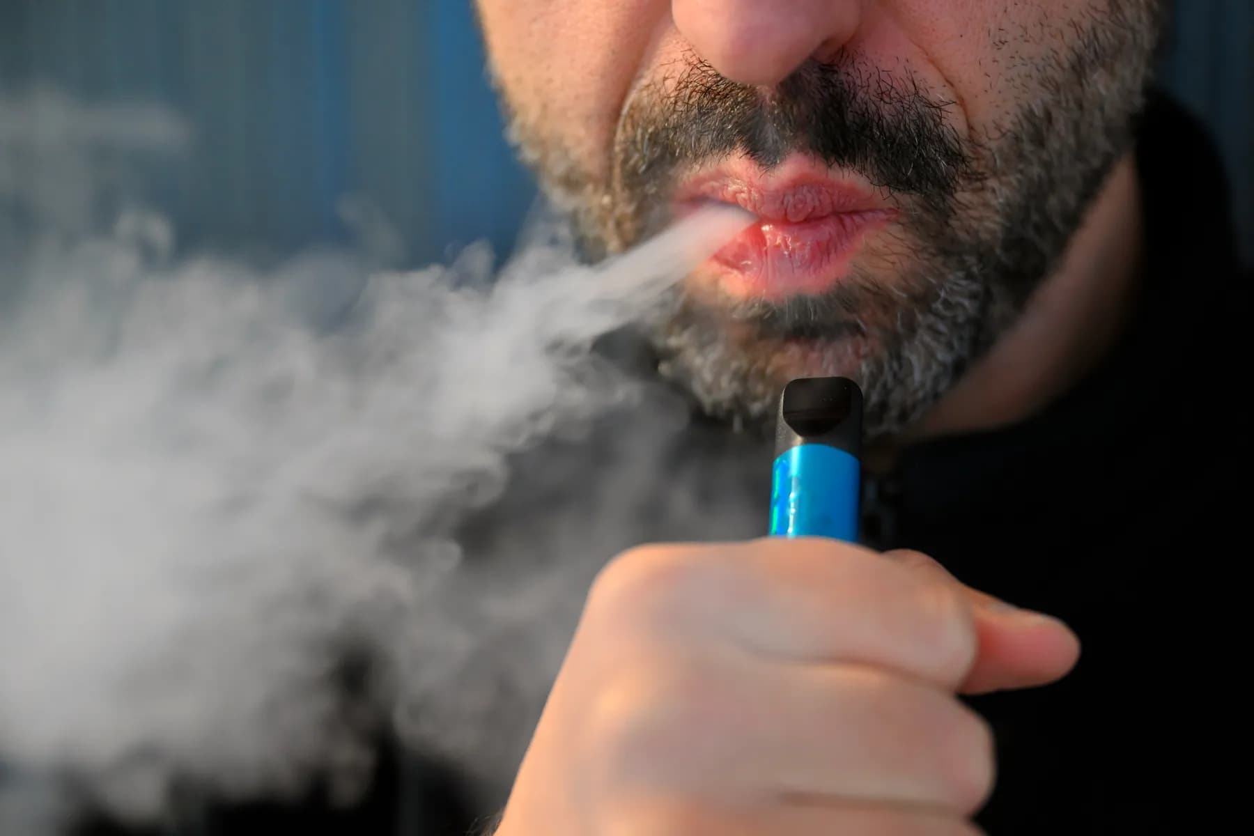 En Colombia, comercializadores de vapeadores y cigarrillos electrónicos deben especificar en español lista de sus componentes