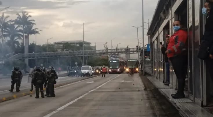 Encapuchados se enfrentan a la Fuerza Pública a las afueras de la Universidad Nacional de Bogotá