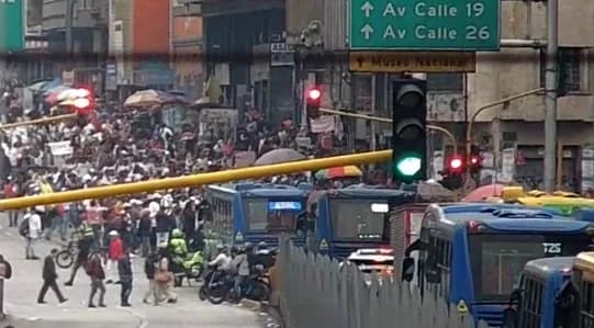Manifestantes bloquearon la Calle 26 para exigir que regulen las galleras en Colombia