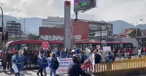 Trabajadores de Tu Llave (TransMilenio) bloquean la Avenida Caracas con calle 72 en ambos sentidos protestando contra Recaudo Bogotá
