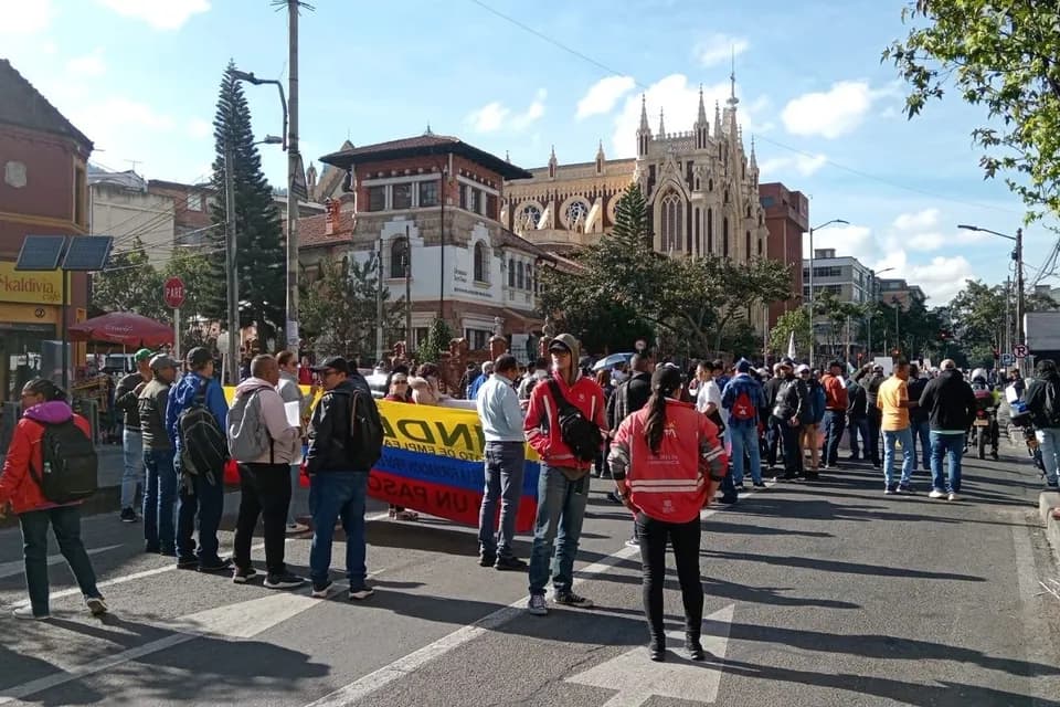 Por marcha en apoyo al presidente Gustavo Petro, la Carrera 13 se encuentra bloqueada en las calles 52 y 65