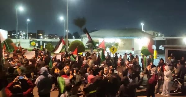 Manifestantes pro-Palestina protestan en la Embajada de Estados Unidos en Bogotá; intentaron ingresar
