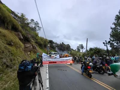 Manifestaciones bloquean el paso de la vía entre Bogotá y La Calera por instalación de nuevo peaje
