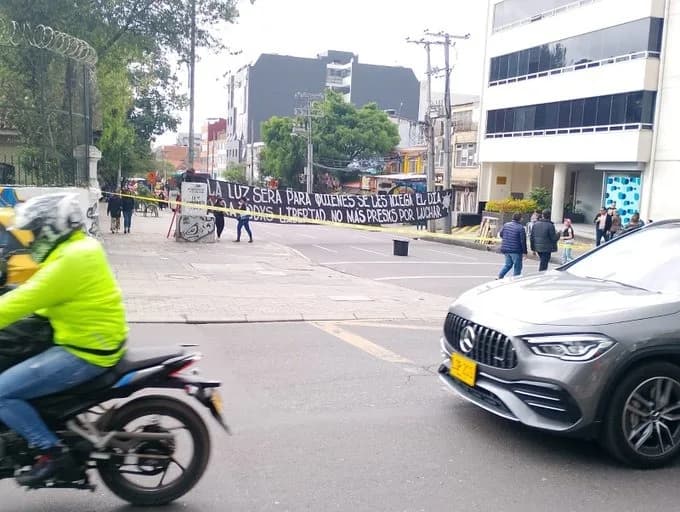 Movilidad en Bogotá afectada por estudiantes de la Universidad Pedagógica que protestan sobre la Calle 73 con Carrera 11