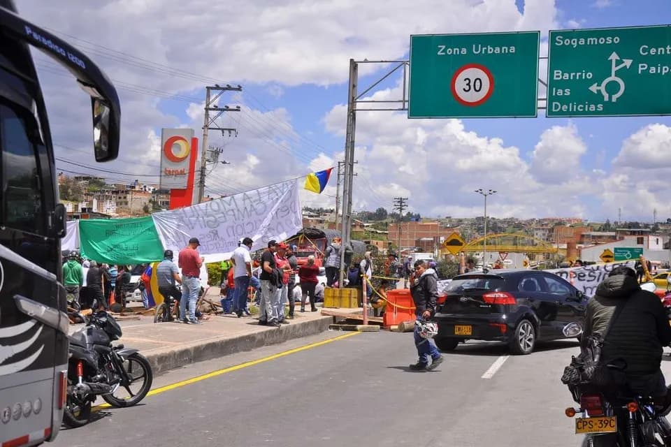 En Santander, Boyacá, Caldas, Antioquia, Risaralda y Córdoba, persisten los bloqueos por cuenta del paro camionero