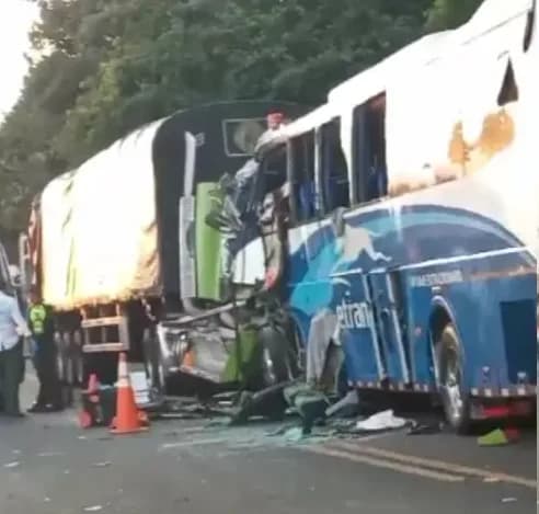 Dos muertos y más de 30 heridos por choque de un bus intermunicipal y un tractocamión en la vía Santa Marta - Riohacha