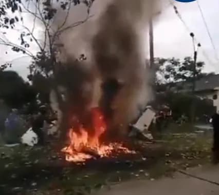 Avioneta de la Fuerza Aérea Colombiana se cayó en un barrio del centro de Cali
