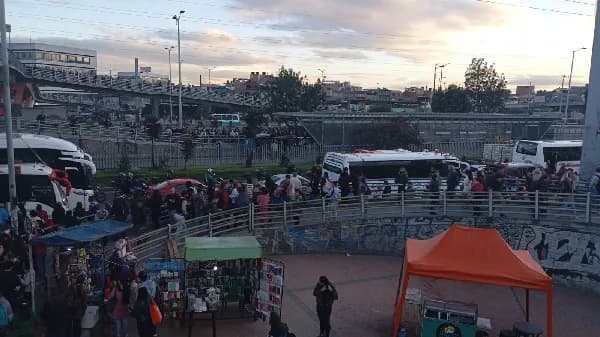 TransMilenio colapsó por paro de taxistas; la Autopista Sur, la Norte y la Avenida Calle 80 están intransitables