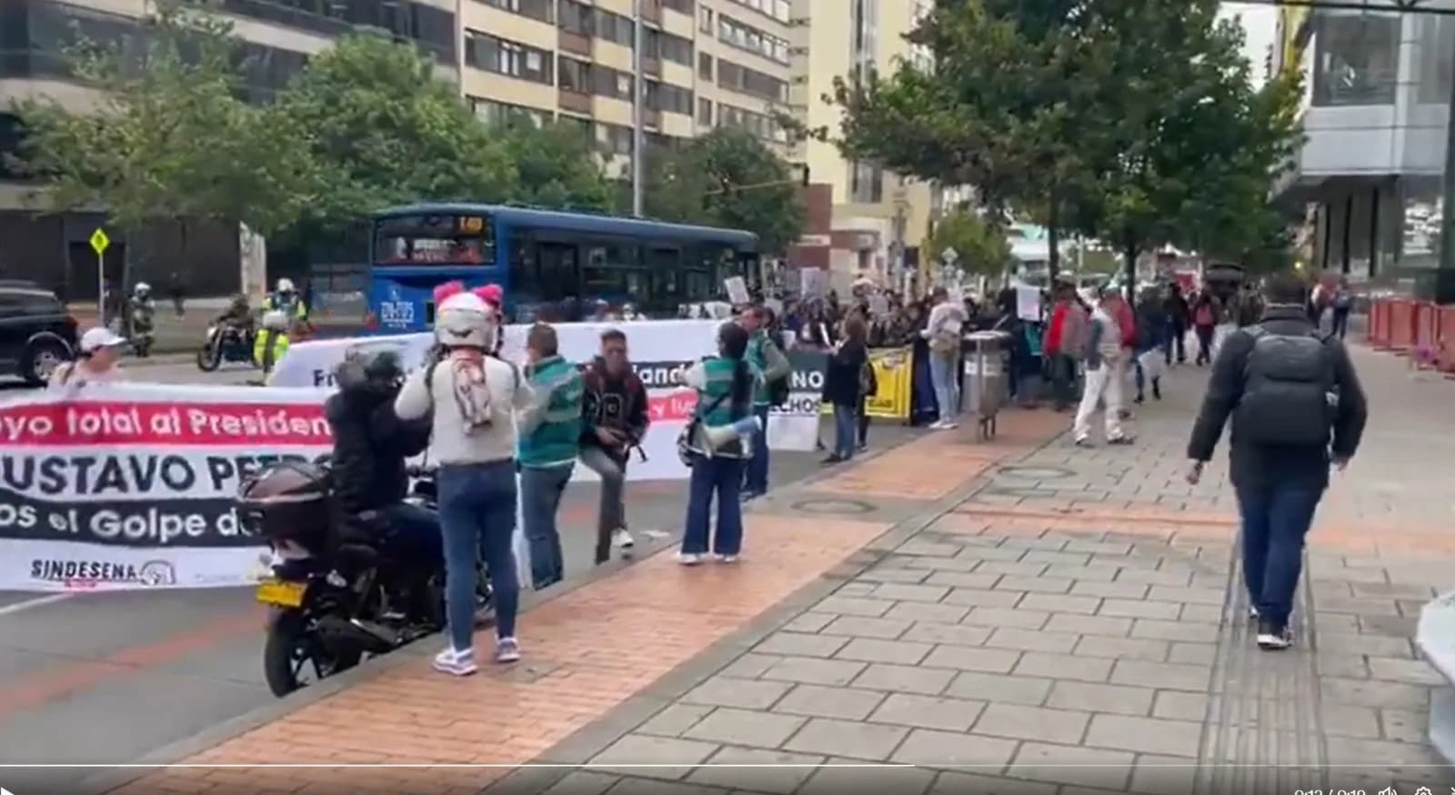 Manifestantes se tomaron la Carrera Séptima en apoyo al Gobierno del Presidente Petro y en contra de un golpe de Estado