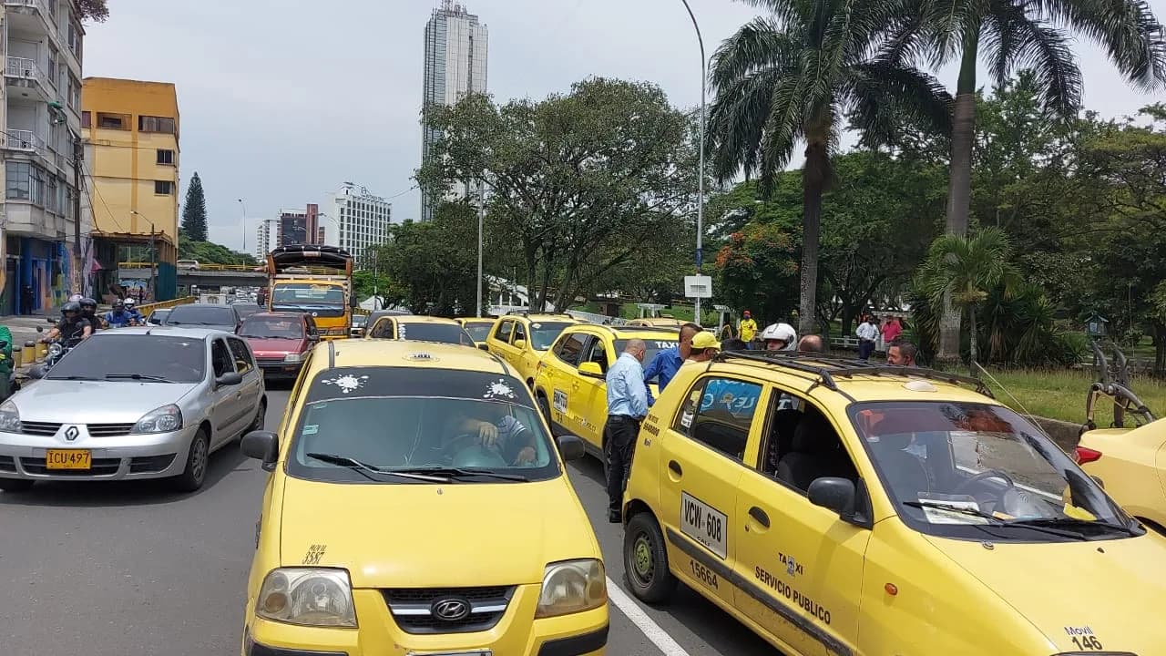 Desde las siete de la mañana inician las movilizaciones de taxistas en contra del Gobierno Petro