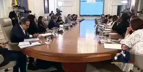 Gobierno Petro tendrá que llenar un formulario y pedir permiso para para cada transmisión de las alocuciones presidenciales en los canales privados