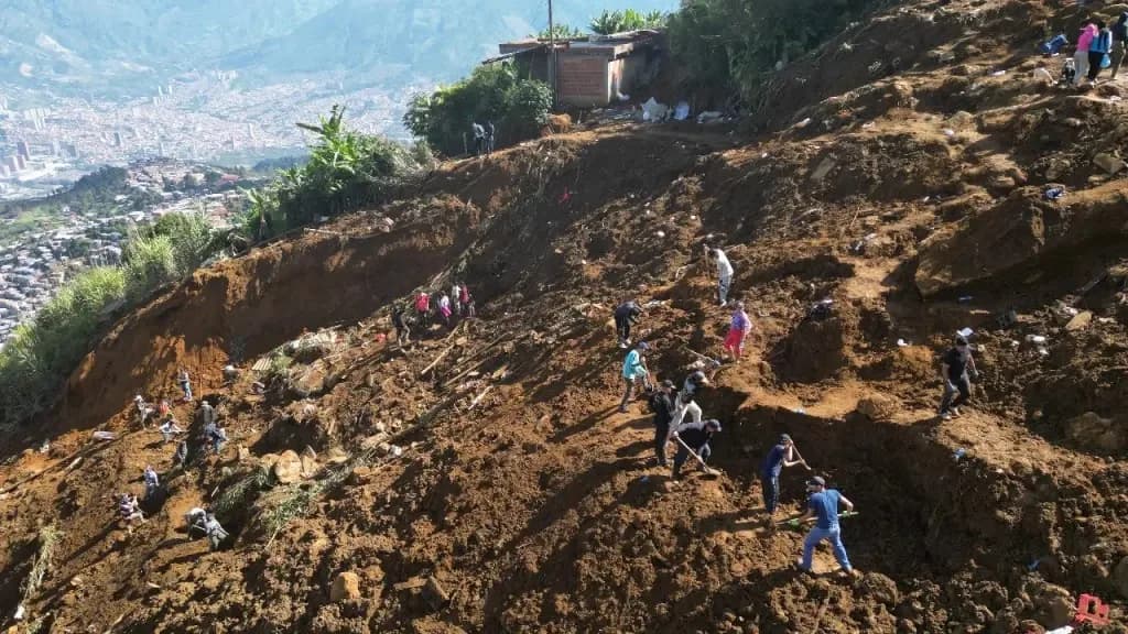 Ya son 23 los fallecidos por el deslizamiento de tierra en Bello, Antioquia: maquinaria amarilla está en la zona apoyando la búsqueda