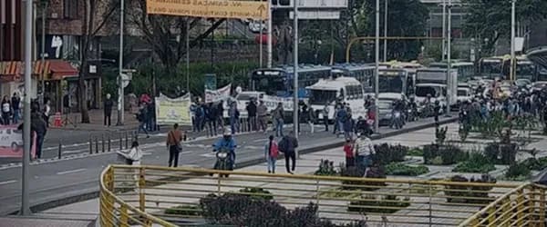 Bloqueos y desplazamientos de manifestantes generan fuertes afectaciones en la movilidad de Bogotá desde la mañana de este jueves 30 de octubre por la prohibición del parrillero en motos durante el fi