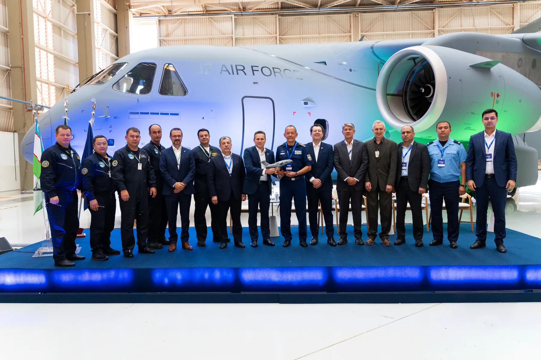 El fabricante de aviones brasileño, Embraer, entregó el primer C-390 Millennium a la Fuerza Aérea de Uzbekistán