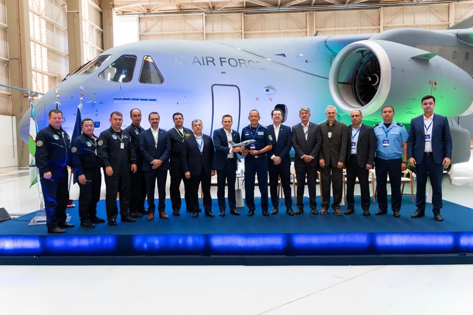 El fabricante de aviones brasileño, Embraer, entregó el primer C-390 Millennium a la Fuerza Aérea de Uzbekistán