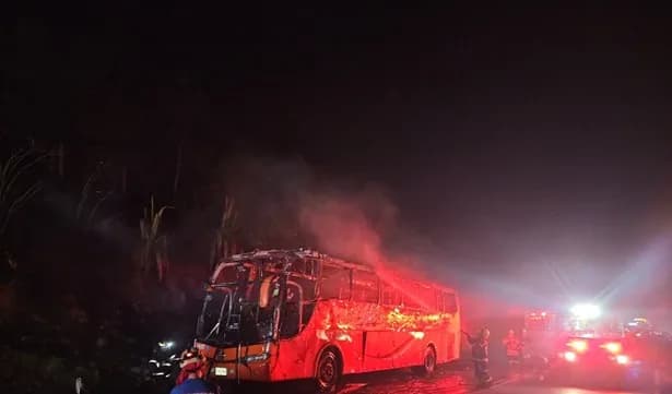 Permanece cerrada la Vía al Llano por el incendio de un bus que no transportaba pasajeros