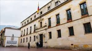 Revelan la existencia de 551 contratos de personal en el Ministerio de Relaciones Exteriores con actividades repetidas y que en un 99,6 % fueron adjudicados de forma directa