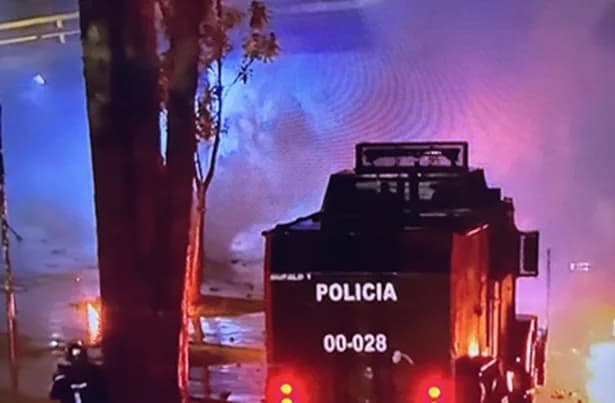 La Universidad Nacional reportó evacuación de su hemeroteca y parte del campus por enfrentamientos entre manifestantes y la unidad antidisturbios de la Policía
