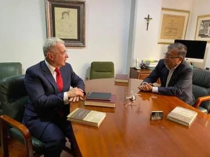 Presidente Petro abrió la puerta a un nuevo café con Álvaro Uribe, luego de acusarlo de no pagar impuestos