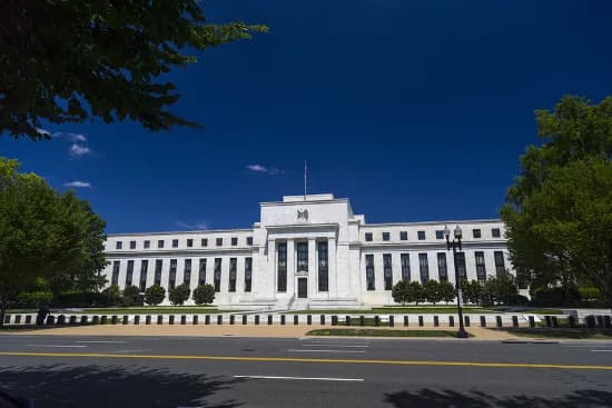 Funcionarios de la Fed prevén otra subida de precios, pero no hay indicios de cuándo, según muestran las actas