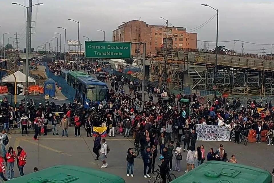 El ingreso y la salida de Bogotá por la Autopista Sur se encuentran bloqueadas por manifestaciones de indígenas