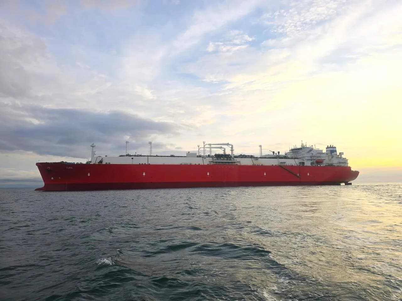Buque con capacidad para almacenar 146.000 metros cúbicos de gas natural licuado llegó a Buenaventura para proyecto de Regasificadora del Pacífico