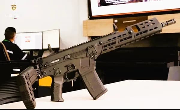 Indumil muestra mejoras en mirilla trasera, agarre estilo AR-15 a nuevo fusil prototipo de fabricación colombiana