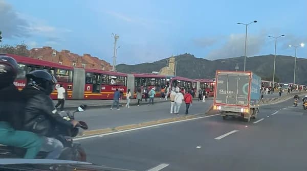 Manifestaciones afectan operación de Transmilenio en la carrera Décima