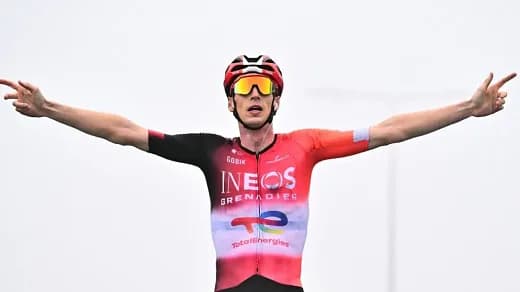 Thymen Arensman se llevó la etapa reina pirenaica en el día de la retirada de Remco Evenepoel