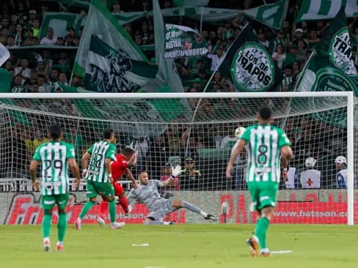 Nacional campeón tras empatar con el América en Cali, en partido que terminó antes de tiempo por desmanes de los hinchas locales