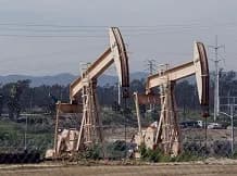Precios del petróleo subieron más de 3% por la mejora de la demanda de la AIE y el debilitamiento del dólar
