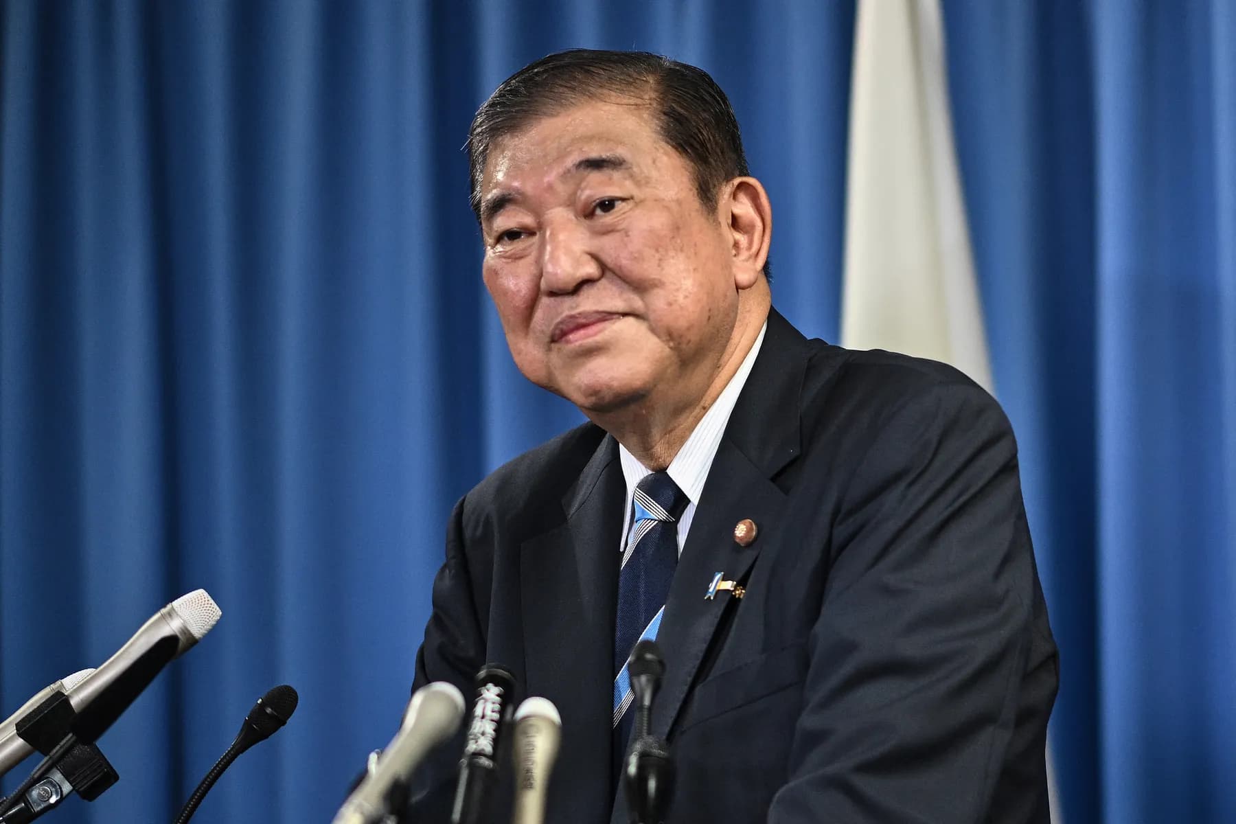 Bolsa de Tokio cayó tras elección de primer ministro crítico de políticas expansivas del Banco de Japón