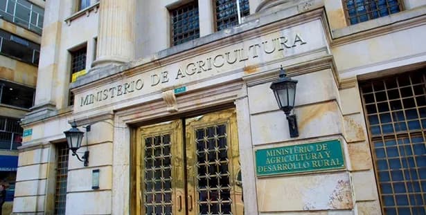 Siguen frenados los desembolsos de dos créditos por US$85 millones que solicitó el Ministerio de Agricultura para repartir en asociaciones campesinas, comunitarias y grupos familiares