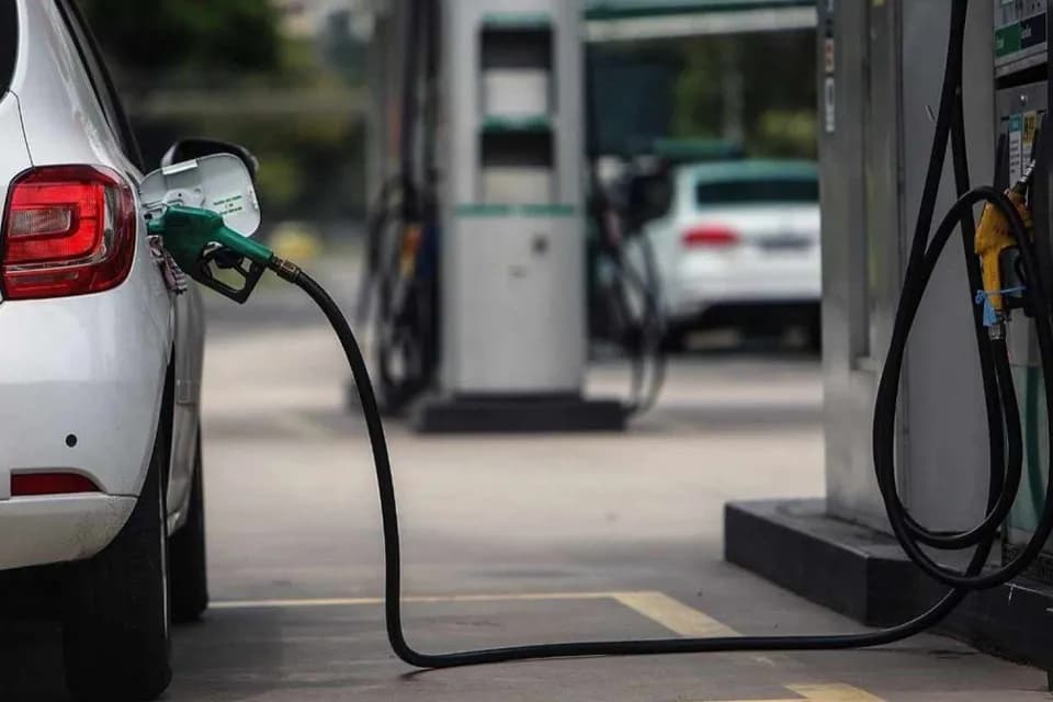 El precio de venta al público de la gasolina corriente para el abril de 2024 será en promedio de $15.862, un ajuste de $26 pesos por galón