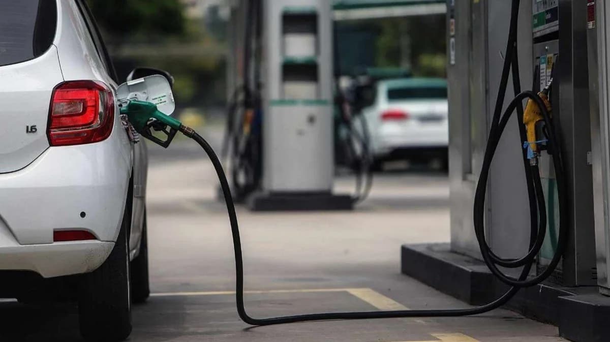 El precio de venta al público de la gasolina corriente para el abril de 2024 será en promedio de $15.862, un ajuste de $26 pesos por galón